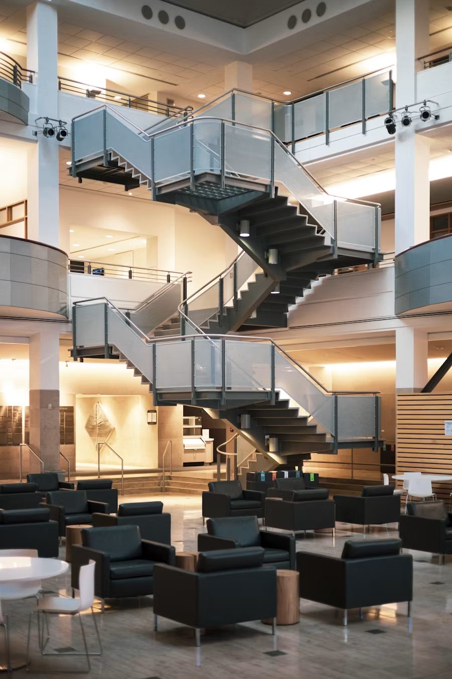 Modernes Bürogebäude mit offenem Atrium